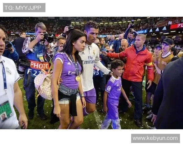 足球球星情人节浪漫揭秘 与他们的心动伴侣共享的甜蜜瞬间